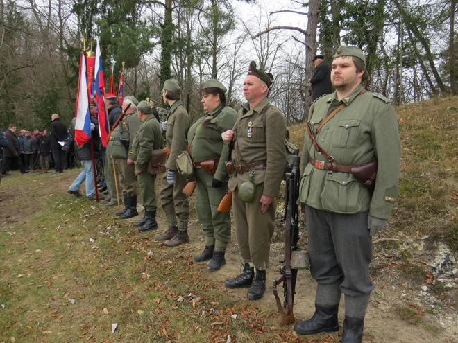 Obletnice bitke na Tisju so s svojim prihodom izkazali čast tudi člani Revirske spominske čete iz Hrastnika. FOTO: Bojan Rajšek/Delo