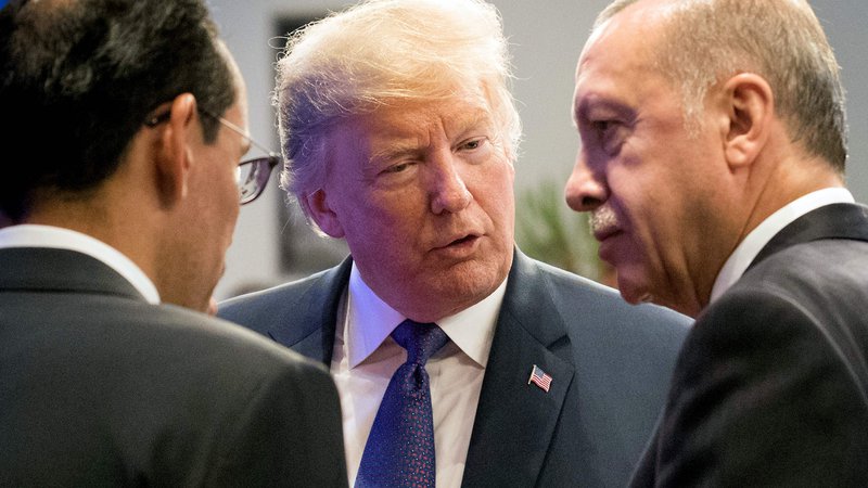 Fotografija: Trump je že pred tem sporočil, da se je po telefonu pogovarjal z Erdoganom in da sta govorila o »počasnem in zelo koordiniranem umiku ameriških sil« iz države. FOTO: Benoit Doppagne/AFP