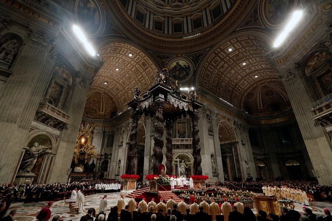 Ena osrednjih božičnih maš vsako leto poteka v vatikanski baziliki svetega Petra. FOTO: Max Rossi/Reuters