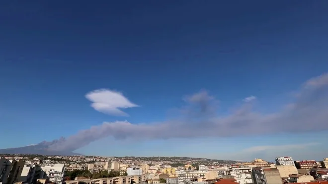 Etna, 3323 metrov visok ognjenik na vzhodni obali Sicilije, med mestoma Messina in Catania, se je prebudil malo pred božičem. FOTO: Reuters