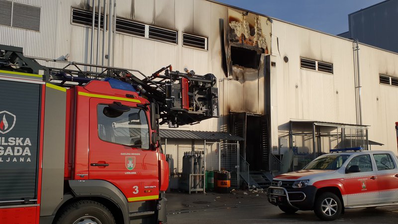 Fotografija: Požar v Sparovem distribucijskem centru na Letališki. FOTO: Gasilska Brigada Ljubljana