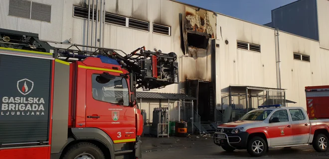 Požar v Sparovem distribucijskem centru na Letališki. FOTO: Gasilska Brigada Ljubljana