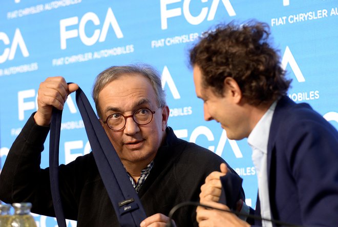 Sergio Marchionne, na levi, je bil znameniti šef FiatChryslerja, ki ga bo težko kdo nadomestil. FOTO: Reuters