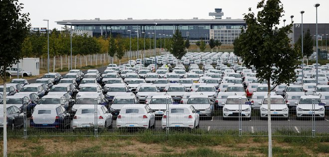 Volkswagnovi avtomobili sredi poletja na enem od nemških letališč, kjer so čakali na odobritev glede novih meritev in dovoljenje za prodajo. FOTO: Reuters