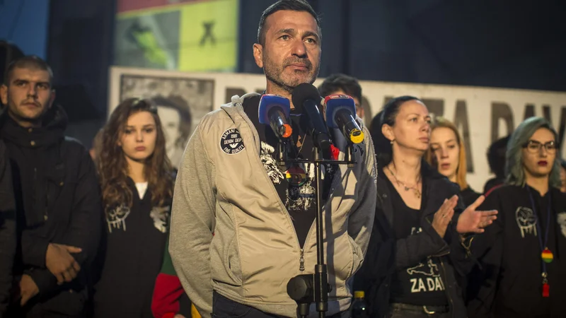 Fotografija: Do stopnjevanja napetosti je prišlo po tem, ko je policija zjutraj prijela Davorja Dragičevića (na sliki), očeta pokojnega 21-letnega Davida. FOTO: Voranc Vogel