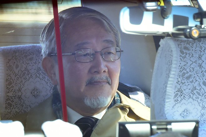 Yoichi Kitamura, odvetnik Grega Kellyja, med zapuščanjem pripora v Tokiu. FOTO: Kazuhiro Nogi/AFP