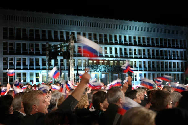 Rezultate plebiscita so uradno razglasili tri dni po plebiscitu, zato 26. decembra zaznamujemo državni praznik, dan samostojnosti in enotnosti, ki je tudi dela prost dan. FOTO: Jure Eržen