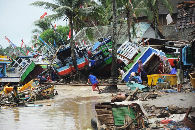 Za zdaj so potrdili 430 smrtnih žrtev zaradi cunamija v soboto. FOTO: Sonny Tumbelaka/AFP