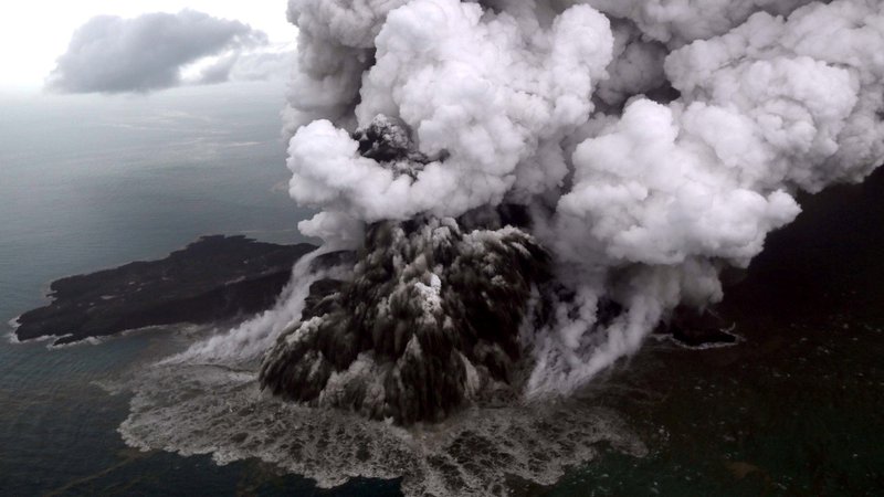 Fotografija: Indonezijska meteorološka agencija (BMKG) je pozno v torek sporočila, da slabo vreme okoli vulkana lahko povzroči krhkost njegovega kraterja. FOTO: Reuters