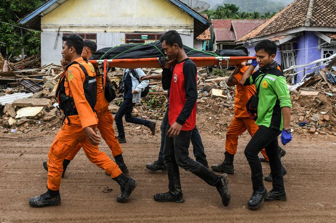 Indonezijske oblasti so opozorile na ekstremne vremenske razmere in visoke valove zaradi izbruha vulkana Krakatau. FOTO: Mohd Rasfan/AFP