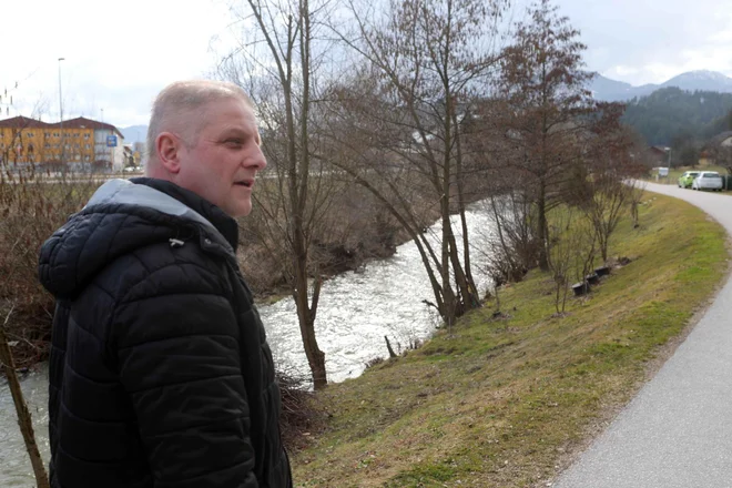 Gordan Petronijevič ob Suhodolnici, v kateri je otrok pristal zaradi igre z žogo. FOTO: Igor Mali