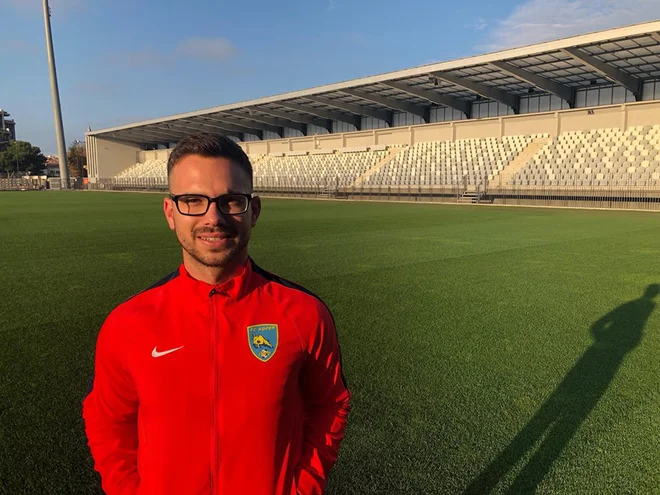 Gregor Voršič na stadionu FC Koper, ob katerem je rešil življenje. FOTO: osebni arhiv