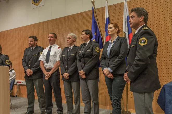 Dušan Mali, Aljaž Romšak, Barbara Oblak in Mirjam Vidovič ob junijski podeitvi medalj za požrtvovalnost in hrabrost. Desno tedanja notranja ministrica Vesna Györkös Žnidar in generalni direktor policije Simon Velički. FOTO: Policija