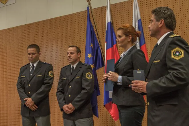 Blaž Svetlin in Rok Brajič ob junijskem prejemu medalje. Ob hudem požaru v bloku na Bledu sta bila prva na njegovem prizorišču. FOTO: Policija