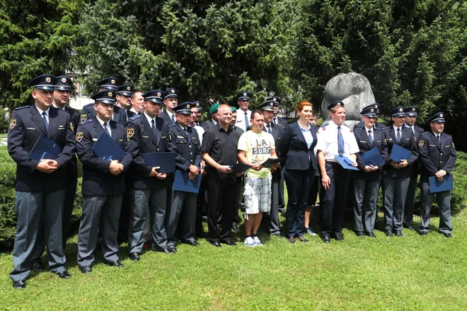 Junijska podelitev policijskih medalj za požrtvovalnost in hrabrost v Tacnu. Odlikovanci so v družbi tedanje notranje ministrice Vesne Györkös Žnidar in generalnega direktorja policije Simona Veličkega. FOTO: Igor Mali