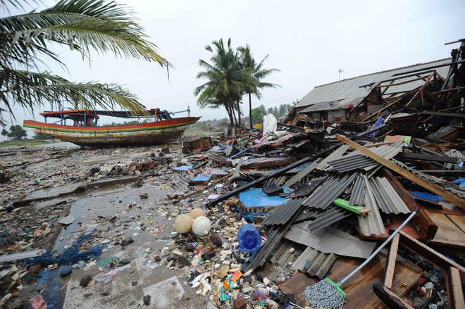 BMKG je prebivalce danes posvarila naj se izogibajo obalnih predelov, saj bi lahko nove aktivnosti vulkana sprožile nov cunami. FOTO: AFP