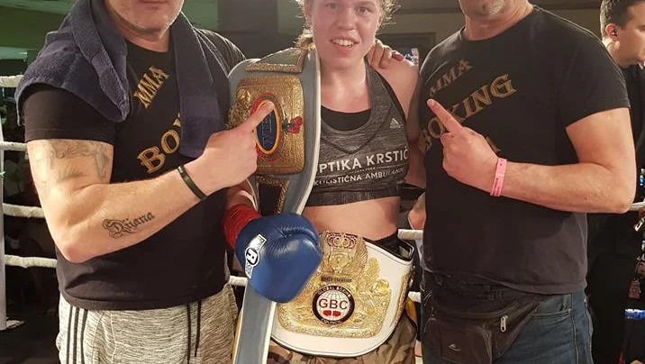 Fotografija: Menedžer Mirko Skoko (desno) in trener Rudolf Pavlin (levo) odlično vodita boksarko Emo Kozin na športni poti. FOTO: Valores Probox