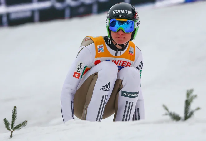 Domen Prevc je pred dvema sezonama novoletno turnejo začel (in tudi končal) v rumeni majici vodilnega v skupnem seštevku svetovnega pokala. FOTO: Reuters