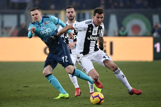 Slovenski reprezentant Josip Iličić (levo) je okusil tudi obrambne sposobnosti hrvaškega zvezdniškega napadalca pri Juventusu Maria Mandžukića. FOTO: AFP
