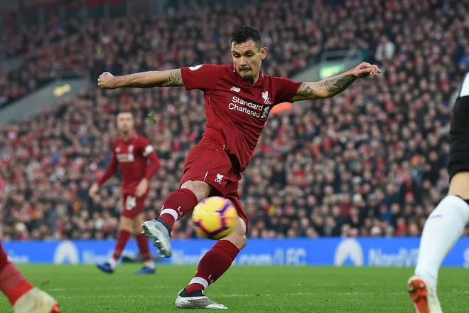 Hrvaški Liverpoolov branilec Dejan Lovren je s projektilom načel mrežo gostov iz Newcastla. FOTO: AFP