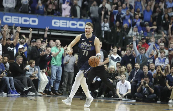 Luka Dončić tokrat ni odigral ene svojih najboljših tekem, a je bil statistično še vedno izjemno uspešen, v ključnih trenutkih pa miren. FOTO: AP