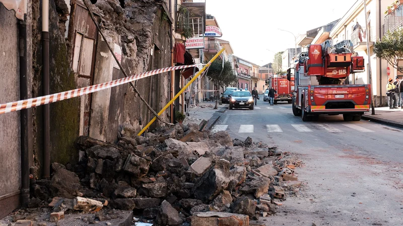 Fotografija: Poškodovanih je veliko stavb. FOTO: Giovanni Isolino/Afp