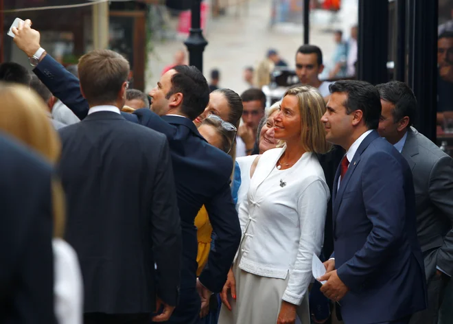 Makedonski premier Zoran Zaev and visoka predstavnica za zunanjo politiko EU Federica Mogherini pozirata za fotografijo med sprehodom po starem bazarju v Skopju. FOTO: REUTERS/Ognen Teofilovski