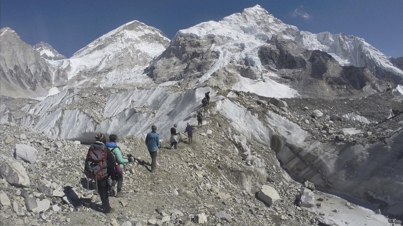 Fotografija: Everest je z 8848 metri najvišja gora sveta. FOTO: Tashi Sherpa/Ap