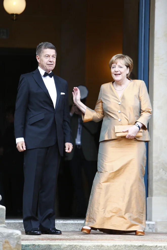 S soprogom Joachimom Sauerjem jo redko vidimo, še bolj redko brez prepoznavnega suknjiča. FOTO: Reuters