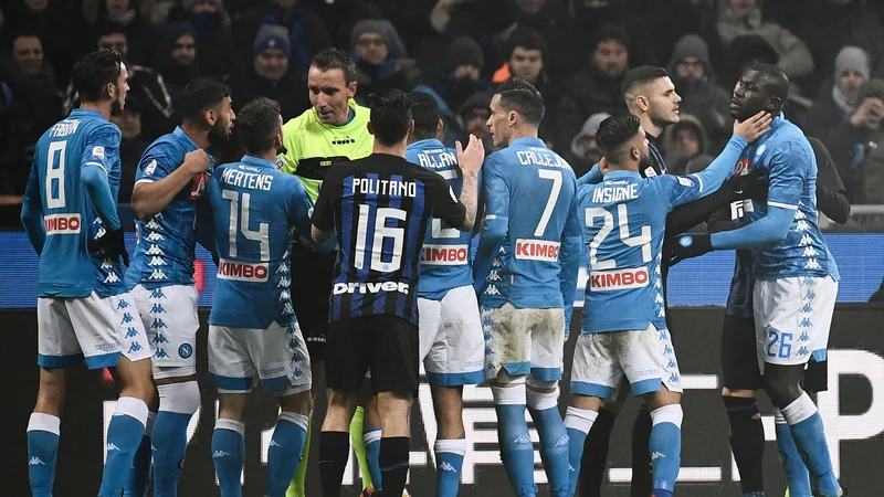 Fotografija: Koulibalyju so ob koncu tekme popustili živci, veliko zaslug za to imajo tudi navijači Interja. FOTO: AFP