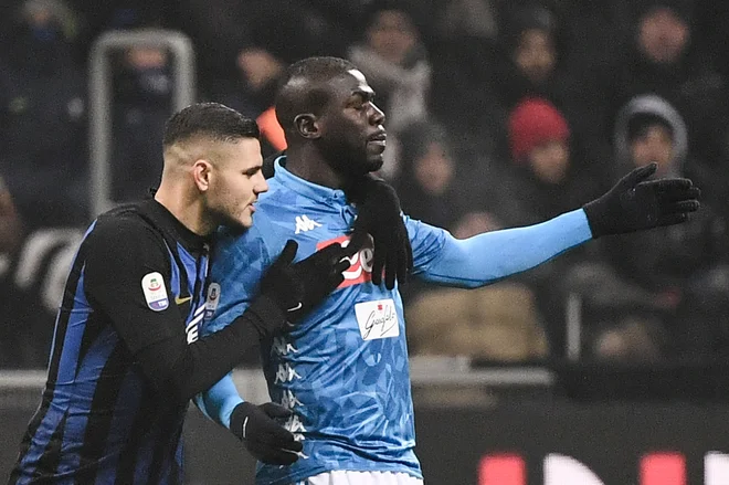 Tudi kapetan Interja Mauro Icardi je skušal pomiriti jeznega Kalidouja Koulibalyja. FOTO: AFP