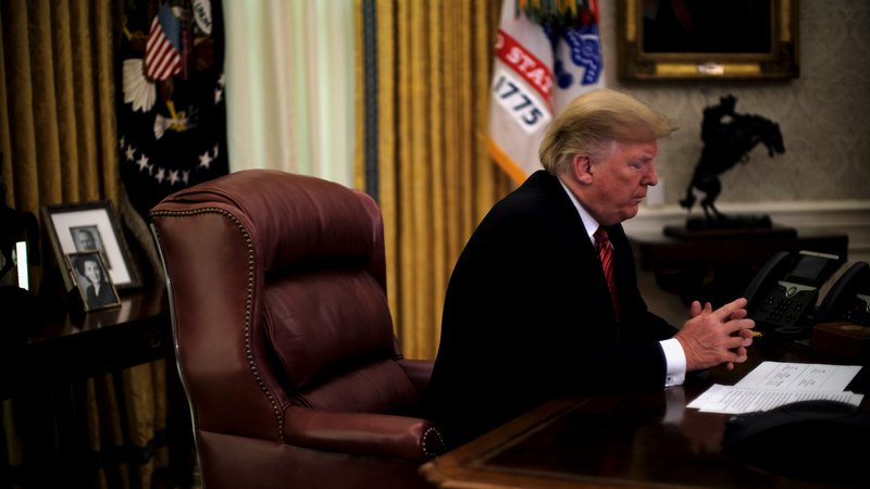 Fotografija: Prejšnji teden je bil destilat celega leta, v katerem je Donald Trump začel uresničevati svoje najbolj skrajne predvolilne obljube. FOTO: Reuters