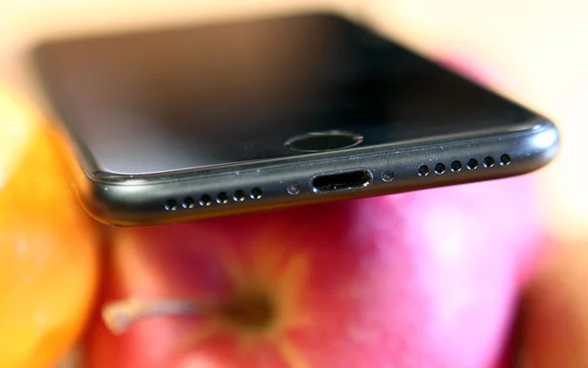 Apple in kmalu za njim še Amazon sta na borzi presegla vrednost, ki si jo je težko zamišljati: 1.000.000.000.000 ali z besedo tisoč milijard dolarjev. Foto Dejan Javornik