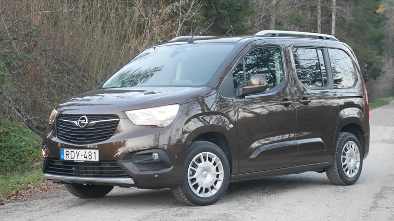 Fotografija: Opel combo je nemški del trojčka velikoprostorcev koncerna PSA, ki se od drugih dveh (citroën berlingo, peugeot rifter) razlikuje le v sprednjem delu. FOTO: Boštjan Okorn