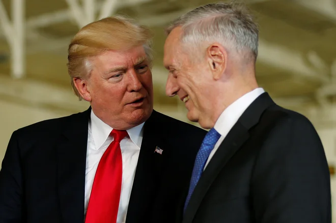 Trump in James Mattis, ko je bil še njegov obrambni minister. FOTO: REUTERS/Jonathan Ernst 