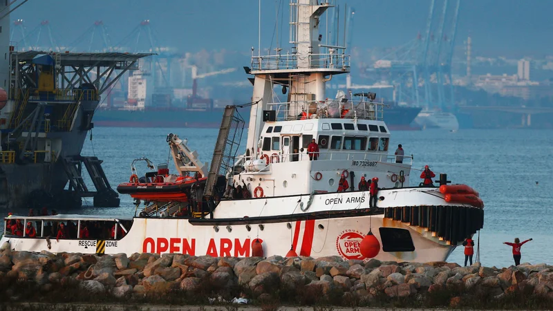 Fotografija: Migrante so v petek s treh čolnov rešili na odprtem morju ob libijski obali. FOTO: Reuters