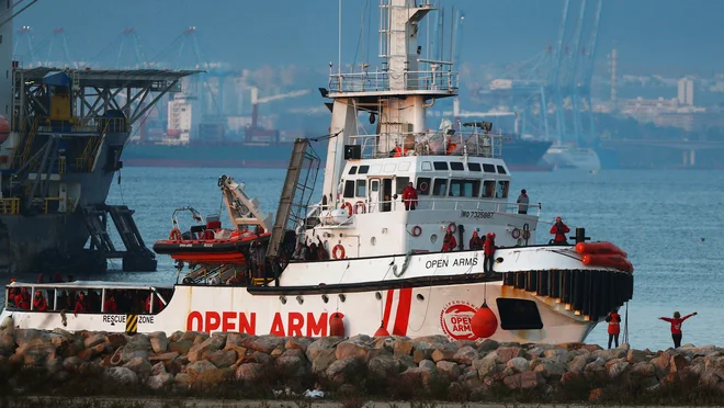 Migrante so v petek s treh čolnov rešili na odprtem morju ob libijski obali. FOTO: Reuters