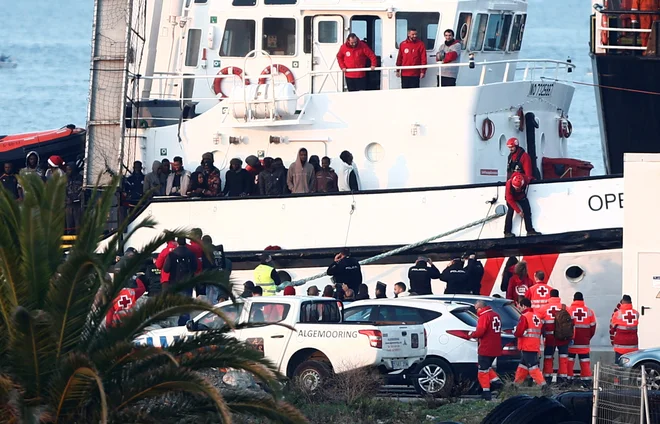 Proactiva Open Arms begunce in migrante s severa Afrike, ki so na poti v Evropo, rešuje na morju med Libijo in južno Evropo. FOTO: Reuters