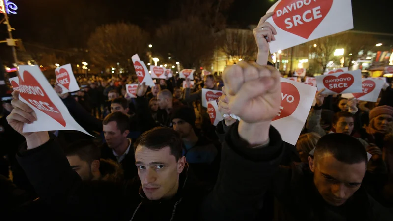 Fotografija: V soboto se bodo na ulicah Banjaluke najverjetneje ponovili božični prizori s protestniki, nasilja pa le ni pričakovati, množicam gostov iz Slovenije pred silvestrovanjem obljubljajo mestne oblasti. FOTO: AP