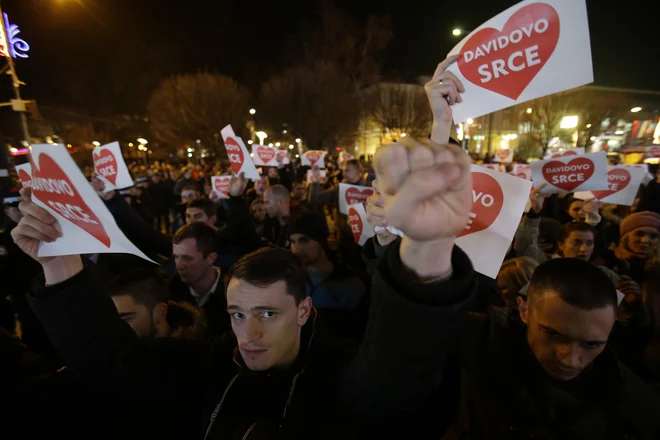 V soboto se bodo na ulicah Banjaluke najverjetneje ponovili božični prizori s protestniki, nasilja pa le ni pričakovati, množicam gostov iz Slovenije pred silvestrovanjem obljubljajo mestne oblasti. FOTO: AP