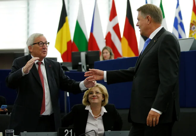 Romunski predsednik Klaus Iohannis med srečanjem s predsednikom evropske komisije Jean-Claudom Junckerjem in evropsko komisarko za regionalno politiko Corino Crețu med zasedanjem evropskega parlamenta v Strasbourgu Foto Reuters