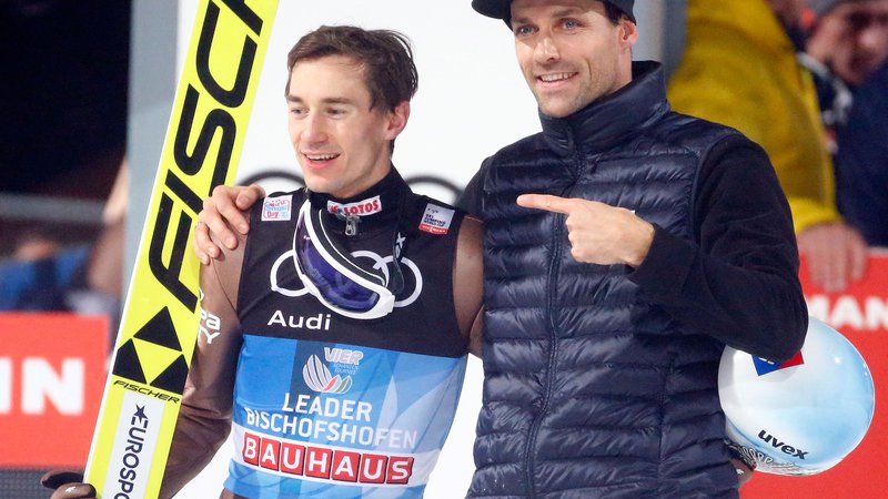 Fotografija: Kamil Stoch je pred dobrim letom dni izenačil dosežek Svena Hannawalda, ki je edini dotlej novoletno turnejo osvojil s pokrom zmag. FOTO: Reuters