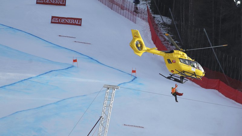 Fotografija: Klemna Kosija so s helikopterjem odpeljali v bolnišnico. FOTO: AP