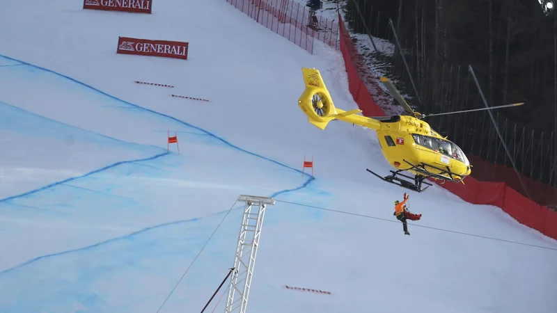 Fotografija: Klemna Kosija so s helikopterjem odpeljali v bolnišnico. FOTO: AP