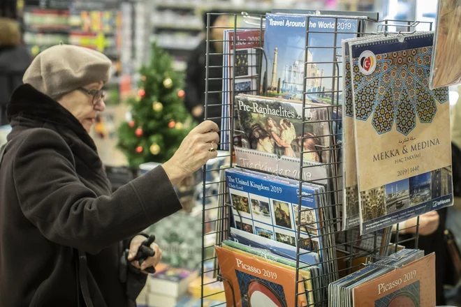 Upokojenka iz Ljubljane je v tamkajšnji knjigarni Konzorcij občudovala koledarje od novembra. Letos je imela pomisleke, saj še vedno hrani &shy;koledarja znanih slikarjev iz leta 2013, ki bosta leta 2019 znova uporabna, je povedala. Foto Voranc Vogel