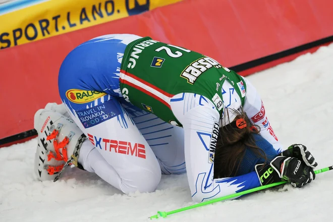 Petra Vlhova je bila presenečena in ganjena ob svoji prvi veleslalomski zmagi. FOTO: AFP