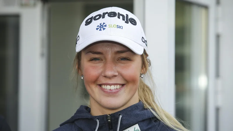 Fotografija: Anamarija Lampič nasmejano pričakuje Tour de Ski.
FOTO Jože Suhadolnik/Delo