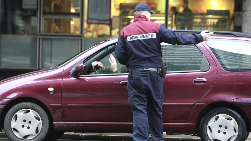 Fotografija: Ljubljanski mestni redarji bodo dobili nove uniforme, obutev in službene izkaznice. Foto Leon Vidic