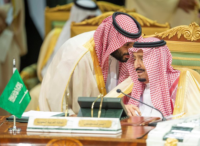 Kronski princ Mohamed bin Salman v pogovoru s savdskim kraljem Salmanom bin Abdulazizom Al Saudom. FOTO: Reuters