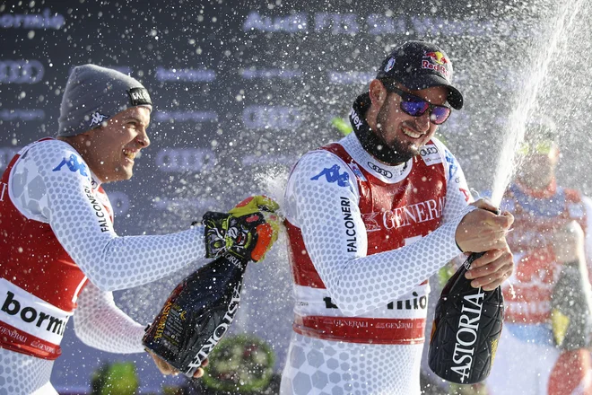 Takole sta se veselila reprezentančna kolega Christof Innerhofer, drugi na današnjem smuku, in zmagovalec Dominik Paris. Tretji je bil Beat Feuz. FOTO: AP